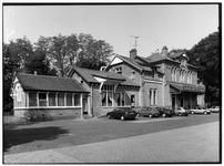 837530 Gezicht op het voormalige N.S.-station Baarn Buurtstation (Lt. Gen. van Heutzlaan 1-7) te Baarn, hier in gebruik ...